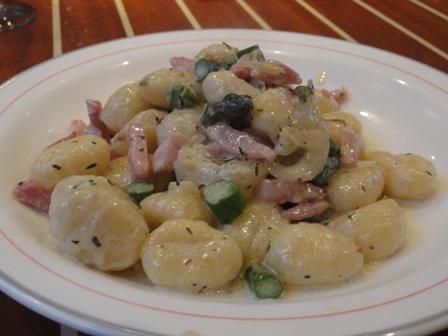 gnocchi with a sauce of shallot, lardoons, asparagus and cream"